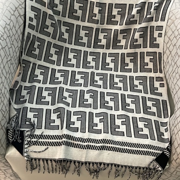 Fendi Beautiful Scarves - Picture 6 of 6